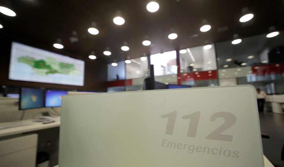 Puesto de atención de llamadas en el Centro Regional del 112 en Sevilla.